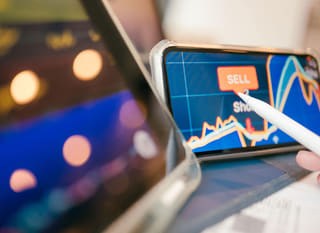 Analizujący opcje Bitcoin, Ethereum oraz forex trader działający na wielu rynkach